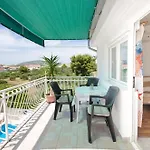 Apartman Apartments Mila Family With Pool