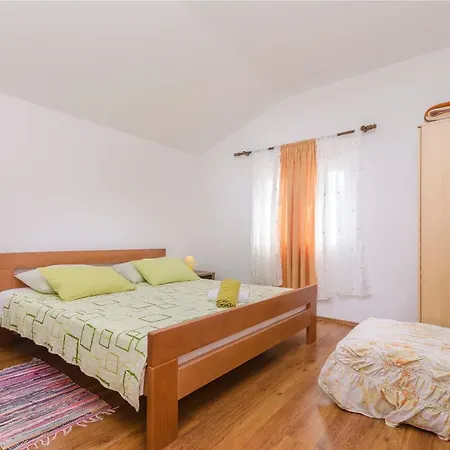 Apartman Apartments Mila Family With Pool