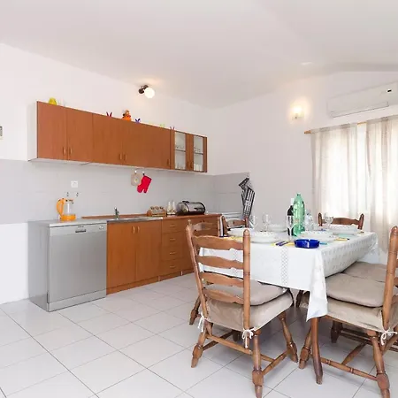 Apartman Apartments Mila Family With Pool