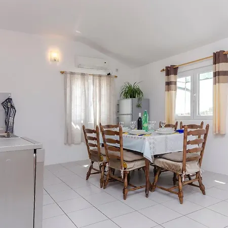 Apartman Apartments Mila Family With Pool Tribalj