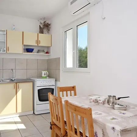 Apartments Mila Family With Pool Tribalj