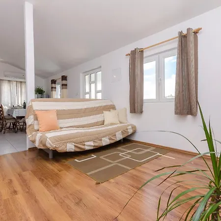 Apartments Mila Family With Pool Tribalj