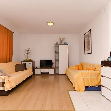 Apartments Mila Family With Pool Tribalj