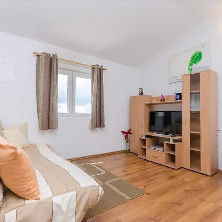 Apartments Mila Family With Pool Apartman