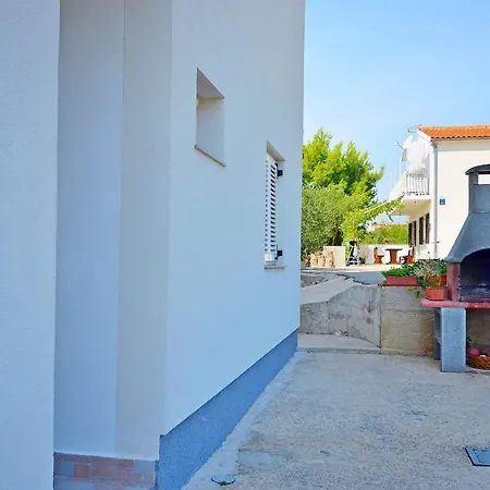 Apartments Mila Family With Pool Tribunj (Sibenik-Knin)