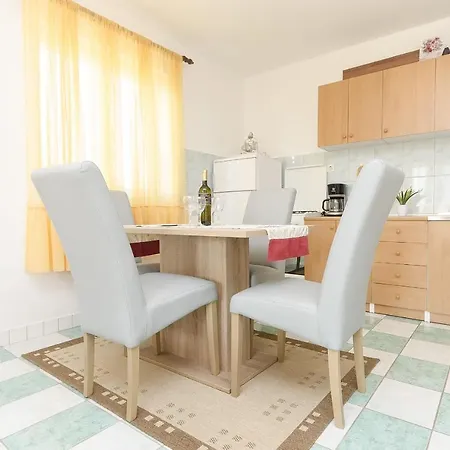 Apartments Mila Family With Pool Apartman *