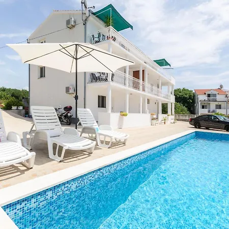 Apartman Apartments Mila Family With Pool Tribalj