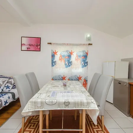 Apartman Apartments Mila Family With Pool