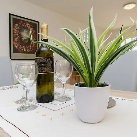 Apartman Apartments Mila Family With Pool