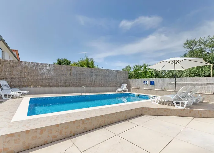 Apartments Mila Family With Pool Tribalj