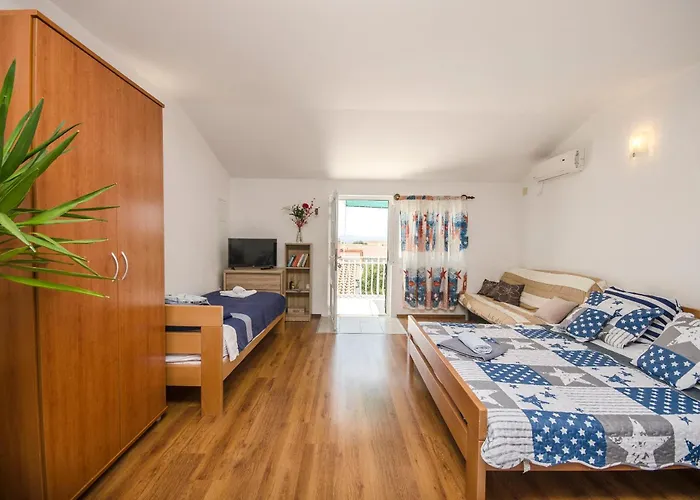 Apartments Mila Family With Pool Tribalj