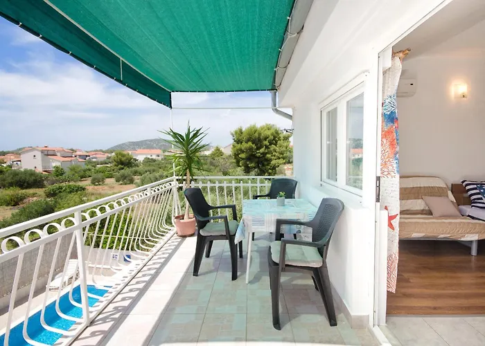 Apartman Apartments Mila Family With Pool